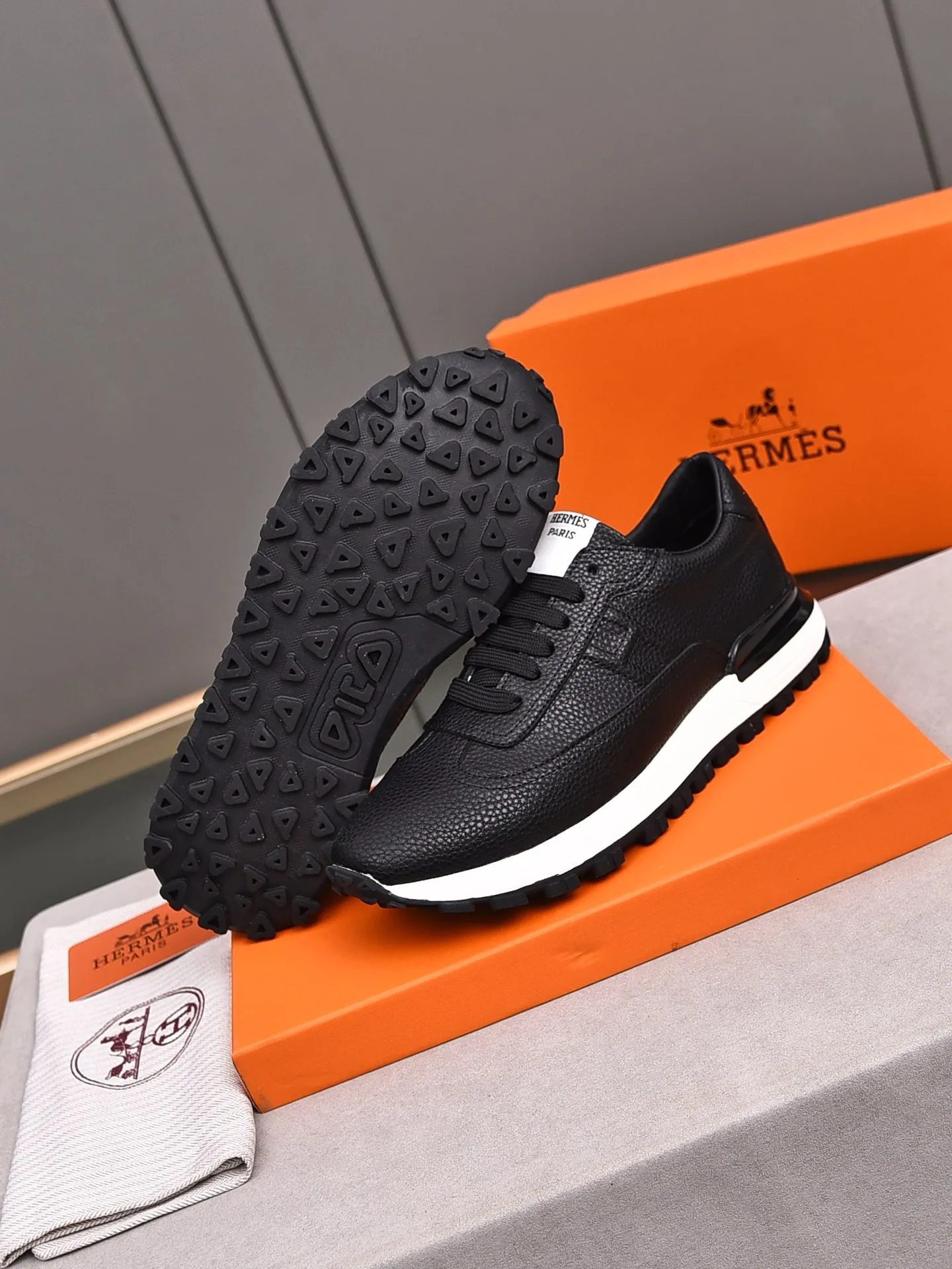 📛📛📛PPP440 (Hermes)🆕Men's color-blocked sneakers with textured calfskin details. Spliced ​​with original cowhide, this shoe draws inspiration from the equestrian world, integrating technical details and practical functions. Breathable sheep lining, original combination outsole, high-end quality, and every detail is perfectly combined! Size: 38-44 (45 can be customized)